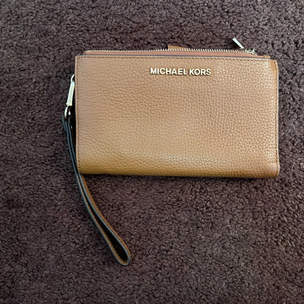 Michael Kors wristlet - Picture 1 of 3